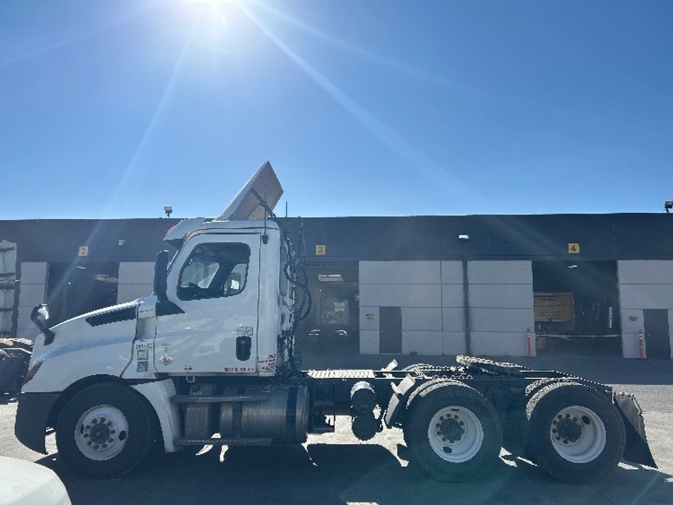 Day Cab Tractor-Heavy Duty Tractors-Freightliner-2020-T12664ST-Fontana-CA-314,463\n\t\tmiles-$ 61,000 - Image 4