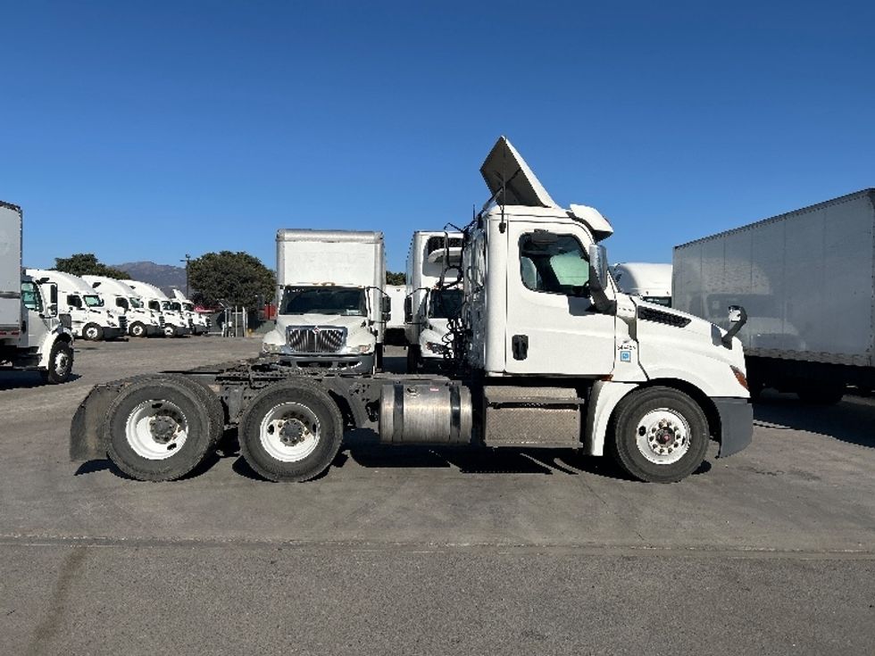 Day Cab Tractor-Heavy Duty Tractors-Freightliner-2020-T12664ST-Fontana-CA-314,463\n\t\tmiles-$ 61,000 - Image 7
