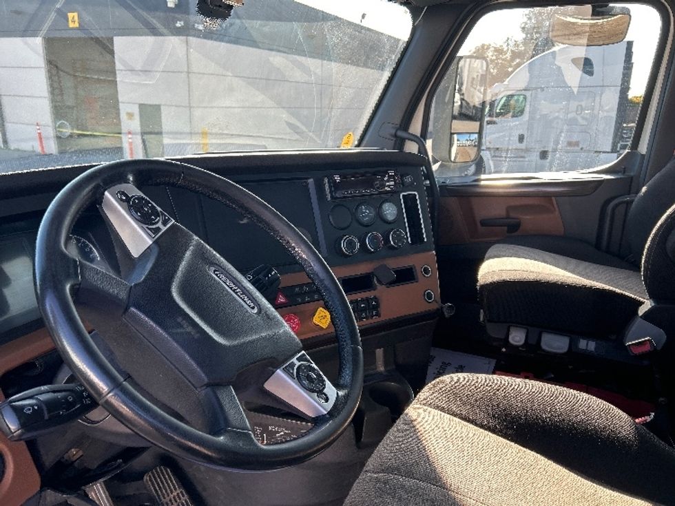 Day Cab Tractor-Heavy Duty Tractors-Freightliner-2020-T12664ST-Fontana-CA-314,854\n\t\tmiles-$ 61,000 - Image 10