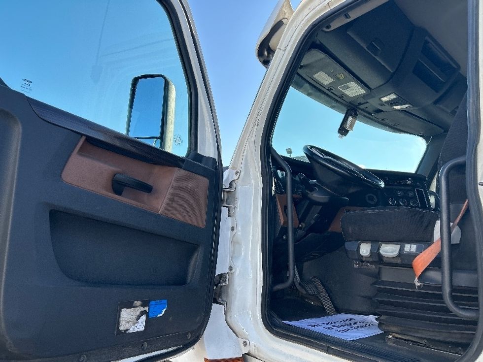 Day Cab Tractor-Heavy Duty Tractors-Freightliner-2020-T12664ST-Fontana-CA-314,854\n\t\tmiles-$ 61,000 - Image 9