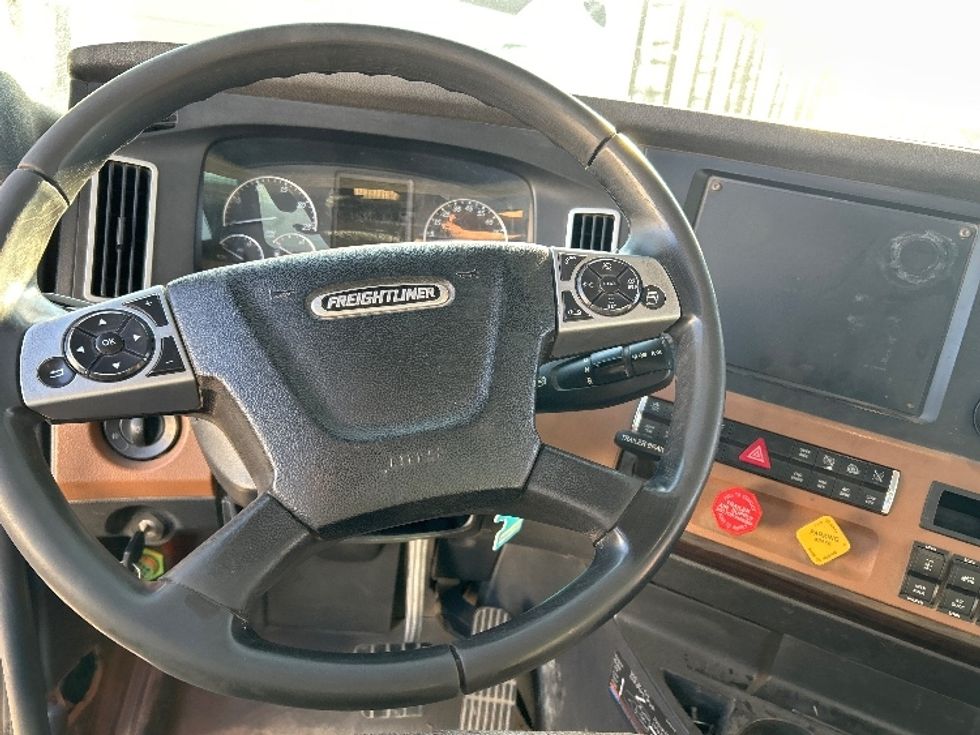Day Cab Tractor-Heavy Duty Tractors-Freightliner-2020-T12664ST-Fontana-CA-316,720\n\t\tmiles-$ 61,000 - Image 11