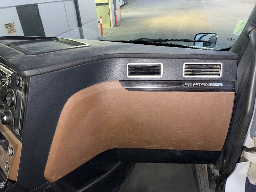 Day Cab Tractor-Heavy Duty Tractors-Freightliner-2020-T12664ST-Fontana-CA-316,720\n\t\tmiles-$ 61,000 - Image 13