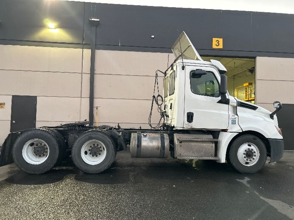 Day Cab Tractor-Heavy Duty Tractors-Freightliner-2020-T12664ST-Fontana-CA-316,720\n\t\tmiles-$ 61,000 - Image 8