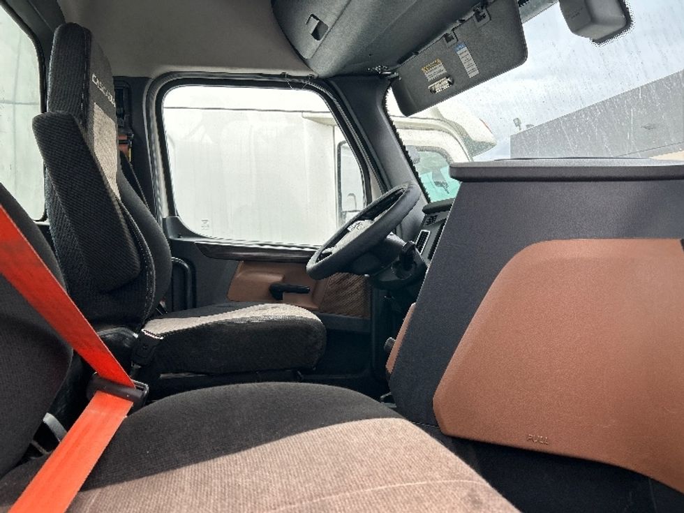 Day Cab Tractor-Heavy Duty Tractors-Freightliner-2020-T12664ST-Fontana-CA-317,587\n\t\tmiles-$ 60,750 - Image 14