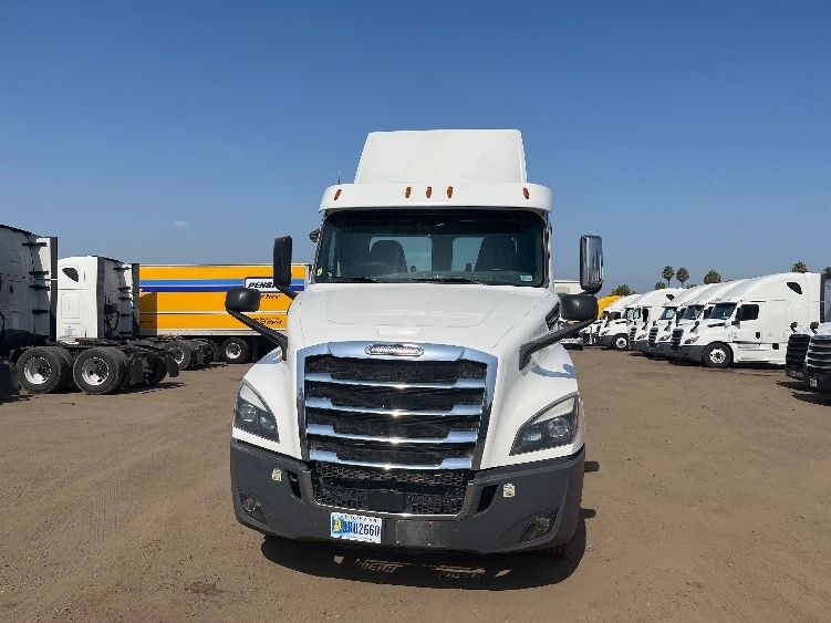 2020 Freightliner Cascadia 126" Day cab photo 2