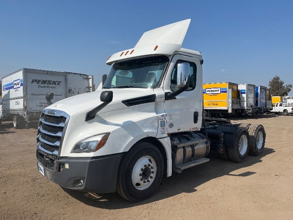 2020 Freightliner Cascadia 126" Day cab photo 3
