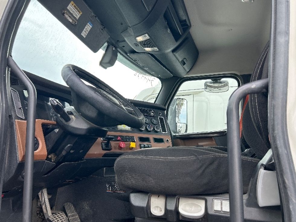 Day Cab Tractor-Heavy Duty Tractors-Freightliner-2020-T12664ST-Fontana-CA-317,587\n\t\tmiles-$ 60,750 - Image 9