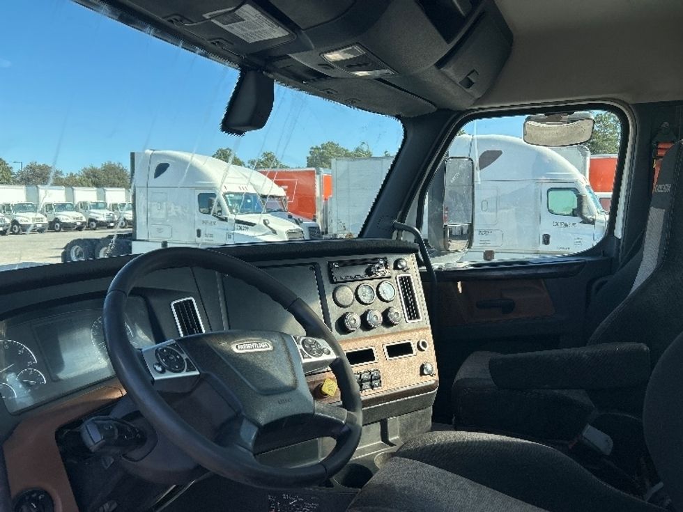 Day Cab Tractor-Heavy Duty Tractors-Freightliner-2020-T12664ST-Fontana-CA-319,961\n\t\tmiles-$ 57,750 - Image 10