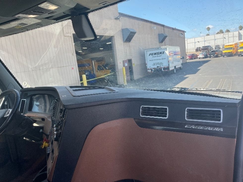 Day Cab Tractor-Heavy Duty Tractors-Freightliner-2020-T12664ST-Fontana-CA-319,961\n\t\tmiles-$ 57,750 - Image 13