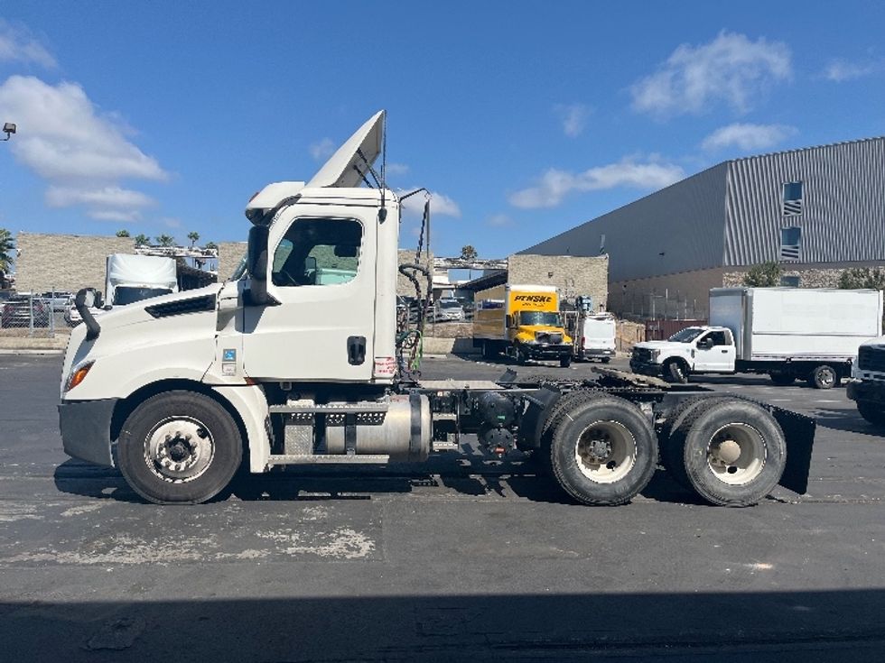 Day Cab Tractor-Heavy Duty Tractors-Freightliner-2020-T12664ST-Fontana-CA-319,961\n\t\tmiles-$ 57,750 - Image 4