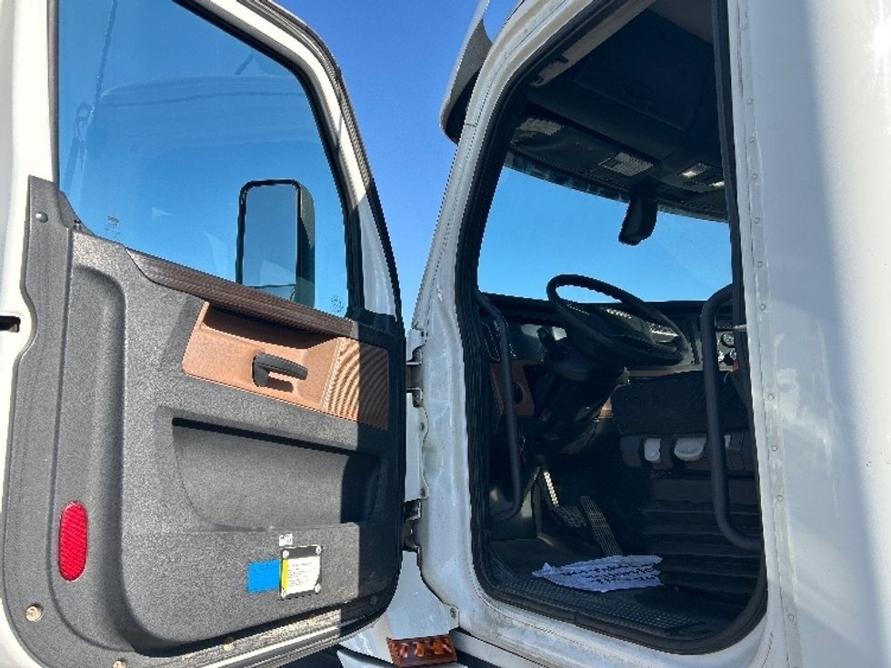 Day Cab Tractor-Heavy Duty Tractors-Freightliner-2020-T12664ST-Fontana-CA-319,961\n\t\tmiles-$ 57,750 - Image 9