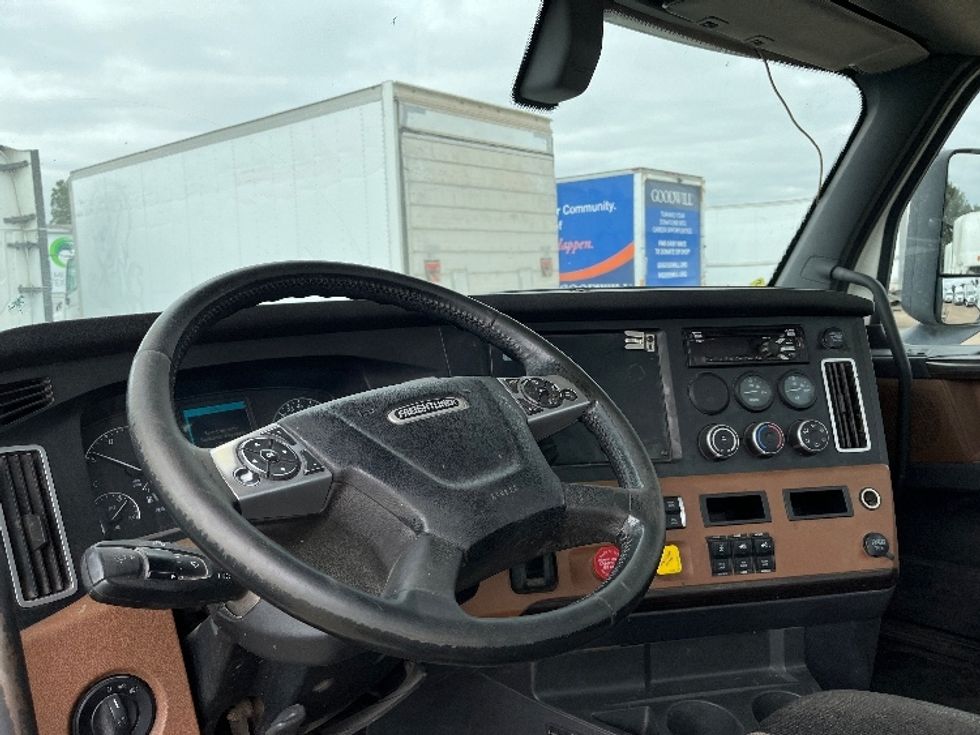 Day Cab Tractor-Heavy Duty Tractors-Freightliner-2020-T12664ST-Fontana-CA-322,907\n\t\tmiles-$ 60,500 - Image 10
