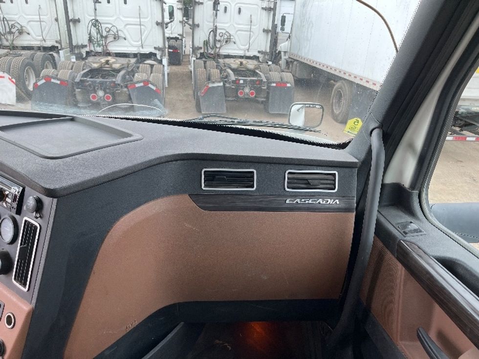 Day Cab Tractor-Heavy Duty Tractors-Freightliner-2020-T12664ST-Fontana-CA-322,907\n\t\tmiles-$ 60,500 - Image 13