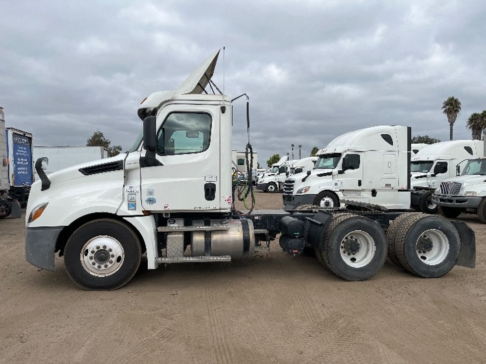 Day Cab Tractor-Heavy Duty Tractors-Freightliner-2020-T12664ST-Fontana-CA-322,907\n\t\tmiles-$ 60,500 - Image 5