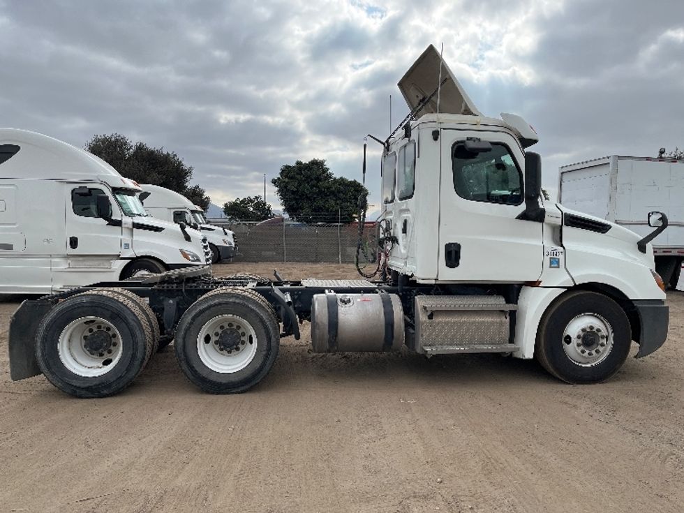 Day Cab Tractor-Heavy Duty Tractors-Freightliner-2020-T12664ST-Fontana-CA-322,907\n\t\tmiles-$ 60,500 - Image 8