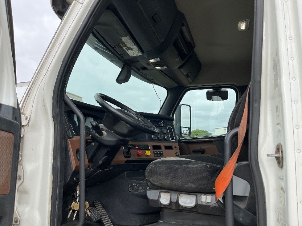 Day Cab Tractor-Heavy Duty Tractors-Freightliner-2020-T12664ST-Fontana-CA-322,907\n\t\tmiles-$ 60,500 - Image 9