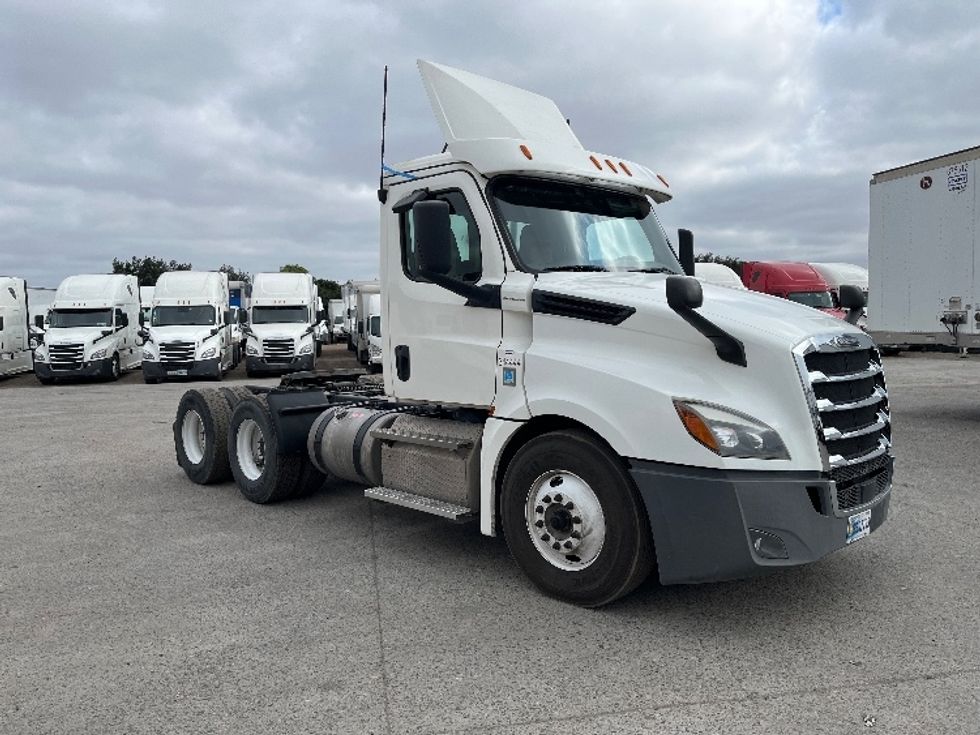 Day Cab Tractor-Heavy Duty Tractors-Freightliner-2020-T12664ST-Fontana-CA-328,671\n\t\tmiles-$ 60,250 - Image 1