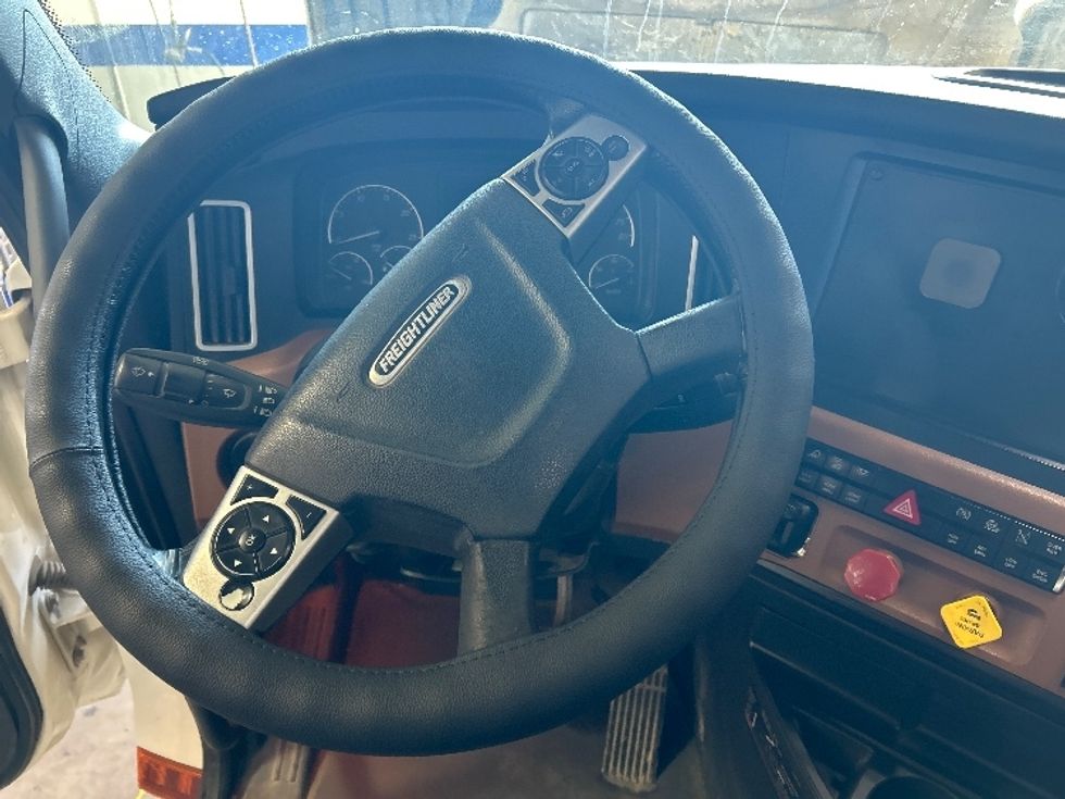 Day Cab Tractor-Heavy Duty Tractors-Freightliner-2020-T12664ST-Fontana-CA-328,671\n\t\tmiles-$ 60,250 - Image 11