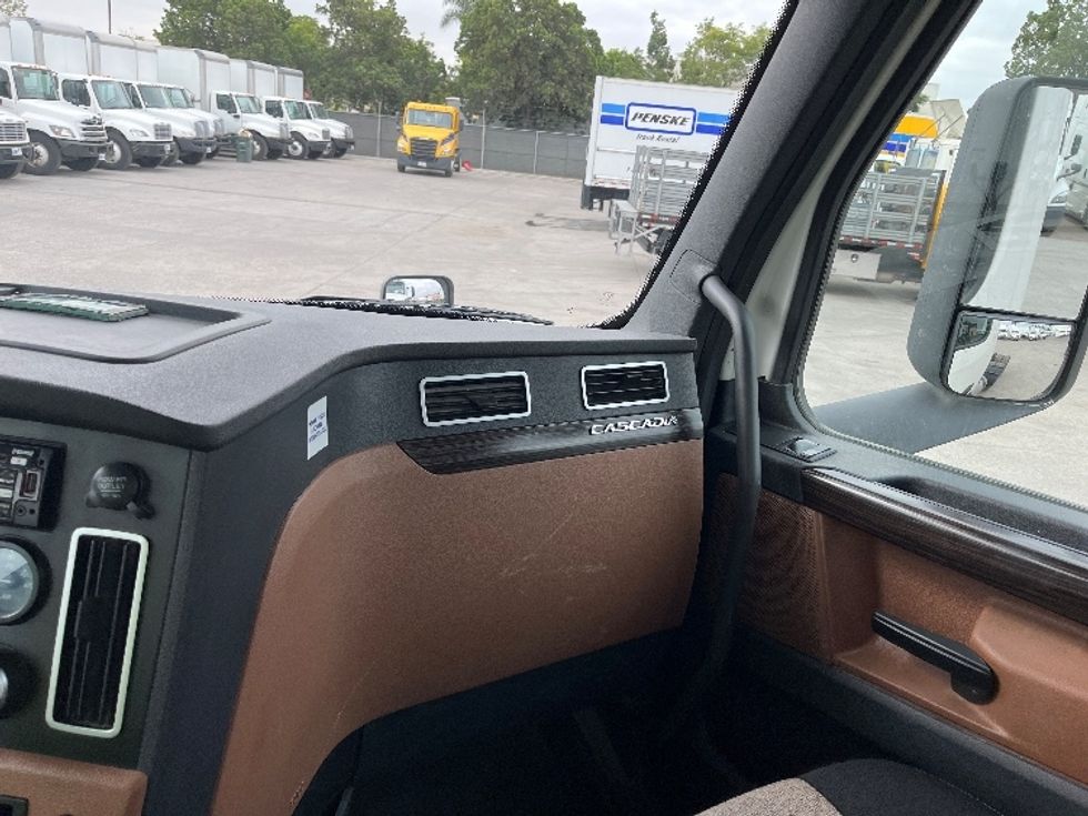 Day Cab Tractor-Heavy Duty Tractors-Freightliner-2020-T12664ST-Fontana-CA-328,671\n\t\tmiles-$ 60,250 - Image 13