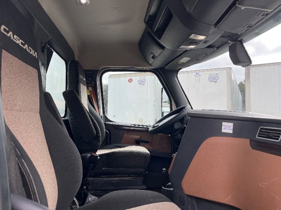 Day Cab Tractor-Heavy Duty Tractors-Freightliner-2020-T12664ST-Fontana-CA-328,671\n\t\tmiles-$ 60,250 - Image 14