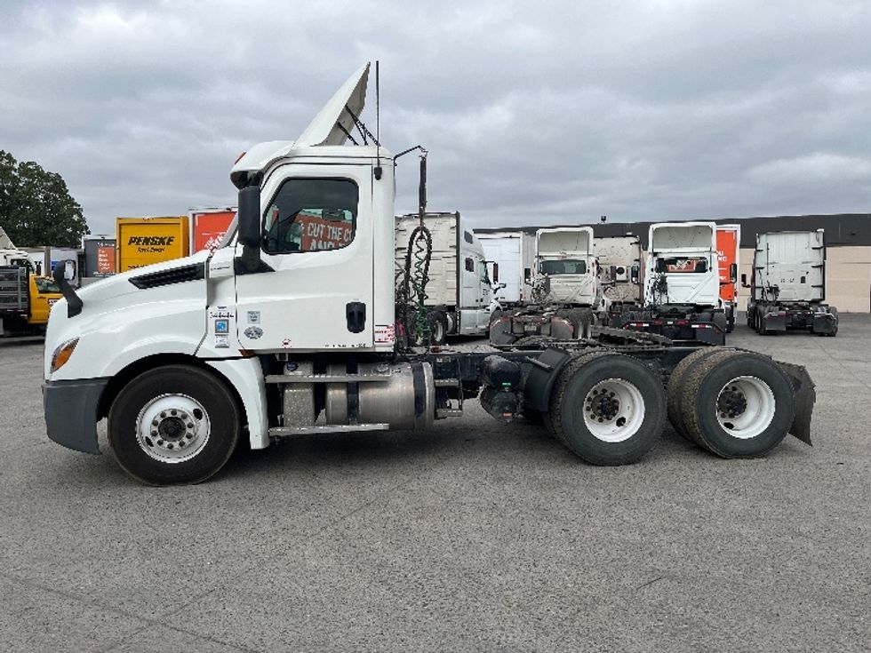 Day Cab Tractor-Heavy Duty Tractors-Freightliner-2020-T12664ST-Fontana-CA-328,671\n\t\tmiles-$ 60,250 - Image 4