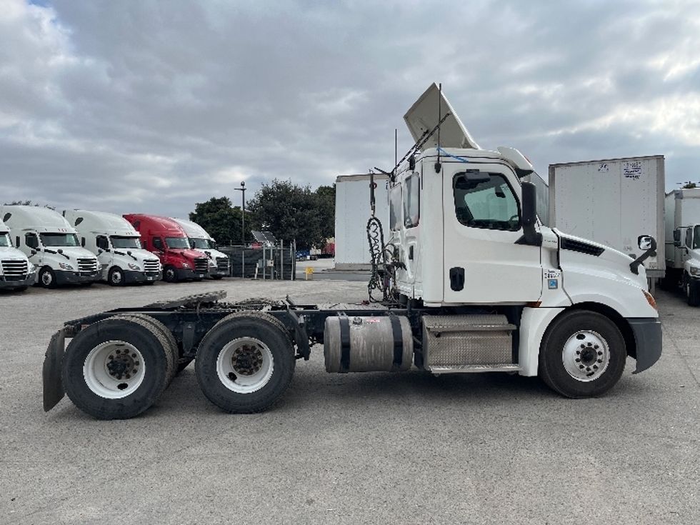 Day Cab Tractor-Heavy Duty Tractors-Freightliner-2020-T12664ST-Fontana-CA-328,671\n\t\tmiles-$ 60,250 - Image 8