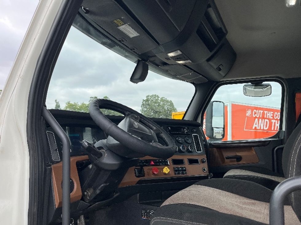 Day Cab Tractor-Heavy Duty Tractors-Freightliner-2020-T12664ST-Fontana-CA-328,671\n\t\tmiles-$ 60,250 - Image 9