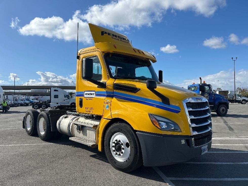 Day Cab Tractor-Heavy Duty Tractors-Freightliner-2020-T12664ST-Fontana-CA-331,709\n\t\tmiles-$ 61,250 - Image 1