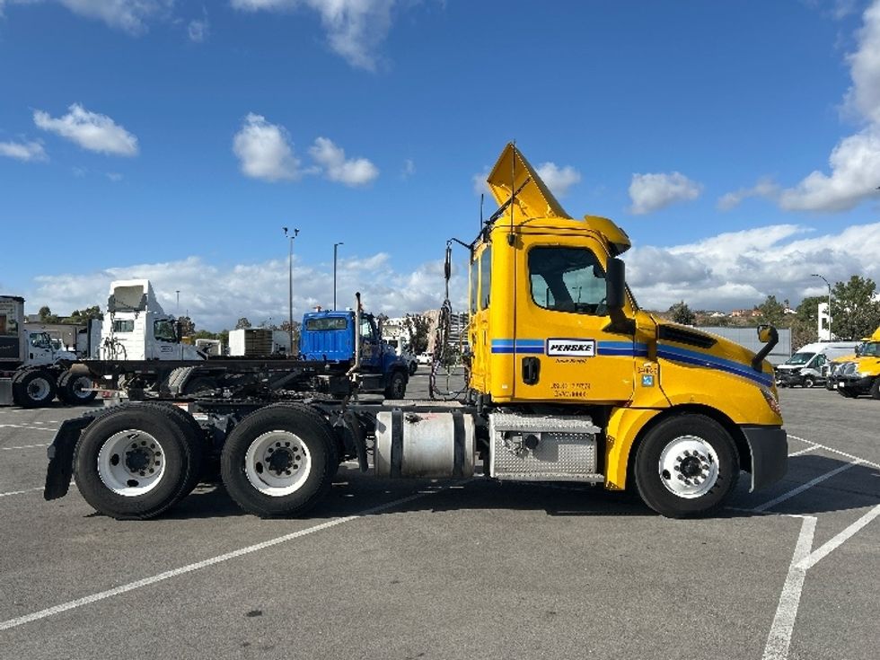 Day Cab Tractor-Heavy Duty Tractors-Freightliner-2020-T12664ST-Fontana-CA-331,709\n\t\tmiles-$ 61,250 - Image 8