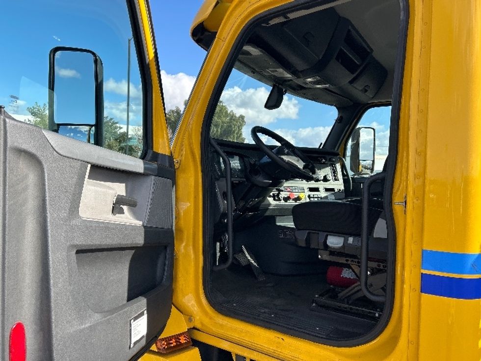 Day Cab Tractor-Heavy Duty Tractors-Freightliner-2020-T12664ST-Fontana-CA-331,709\n\t\tmiles-$ 61,250 - Image 9