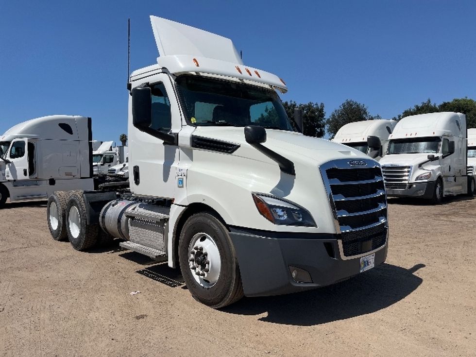 Day Cab Tractor-Heavy Duty Tractors-Freightliner-2020-T12664ST-Fontana-CA-331,811\n\t\tmiles-$ 60,000 - Image 1
