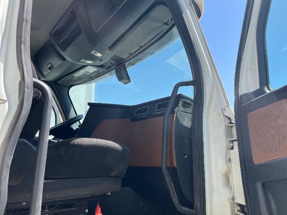 Day Cab Tractor-Heavy Duty Tractors-Freightliner-2020-T12664ST-Fontana-CA-331,811\n\t\tmiles-$ 60,000 - Image 12