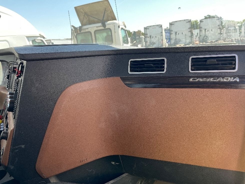 Day Cab Tractor-Heavy Duty Tractors-Freightliner-2020-T12664ST-Fontana-CA-331,811\n\t\tmiles-$ 60,000 - Image 13