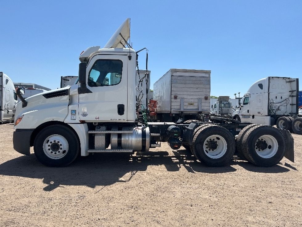 Day Cab Tractor-Heavy Duty Tractors-Freightliner-2020-T12664ST-Fontana-CA-331,811\n\t\tmiles-$ 60,000 - Image 4