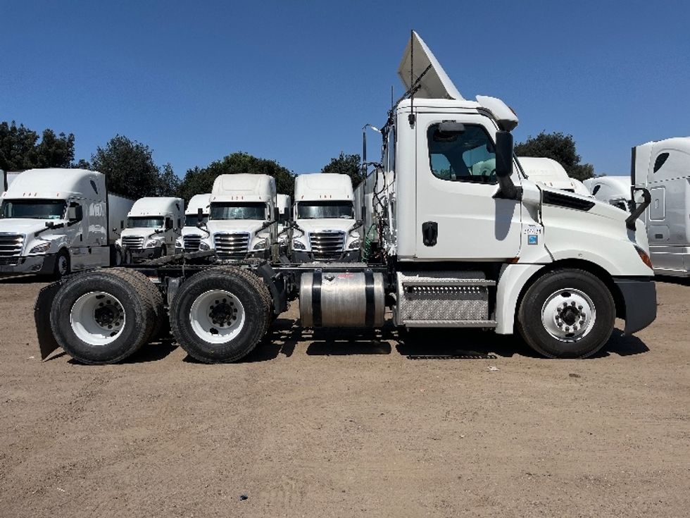 Day Cab Tractor-Heavy Duty Tractors-Freightliner-2020-T12664ST-Fontana-CA-331,811\n\t\tmiles-$ 60,000 - Image 8