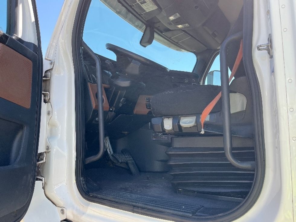 Day Cab Tractor-Heavy Duty Tractors-Freightliner-2020-T12664ST-Fontana-CA-331,811\n\t\tmiles-$ 60,000 - Image 9