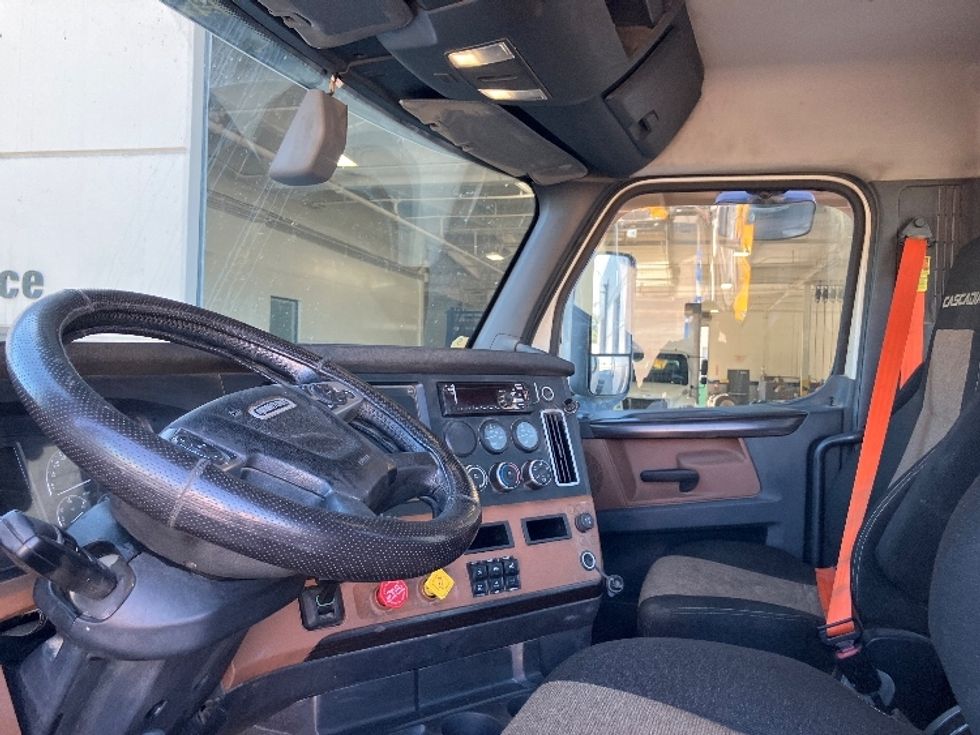 Day Cab Tractor-Heavy Duty Tractors-Freightliner-2020-T12664ST-Fontana-CA-335,899\n\t\tmiles-$ 59,750 - Image 10