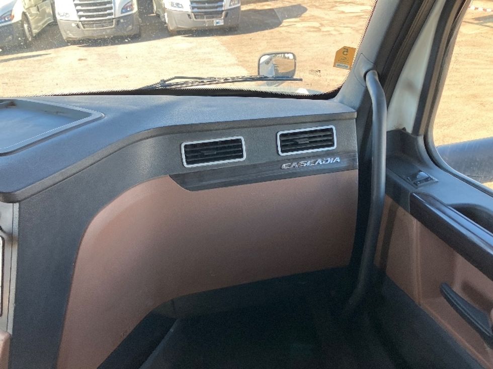 Day Cab Tractor-Heavy Duty Tractors-Freightliner-2020-T12664ST-Fontana-CA-335,899\n\t\tmiles-$ 59,750 - Image 13