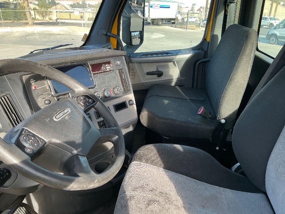 Day Cab Tractor-Heavy Duty Tractors-Freightliner-2020-T12664ST-Fontana-CA-337,756\n\t\tmiles-$ 67,750 - Image 10