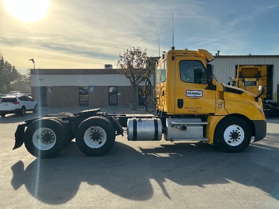 Day Cab Tractor-Heavy Duty Tractors-Freightliner-2020-T12664ST-Fontana-CA-337,756\n\t\tmiles-$ 67,750 - Image 8