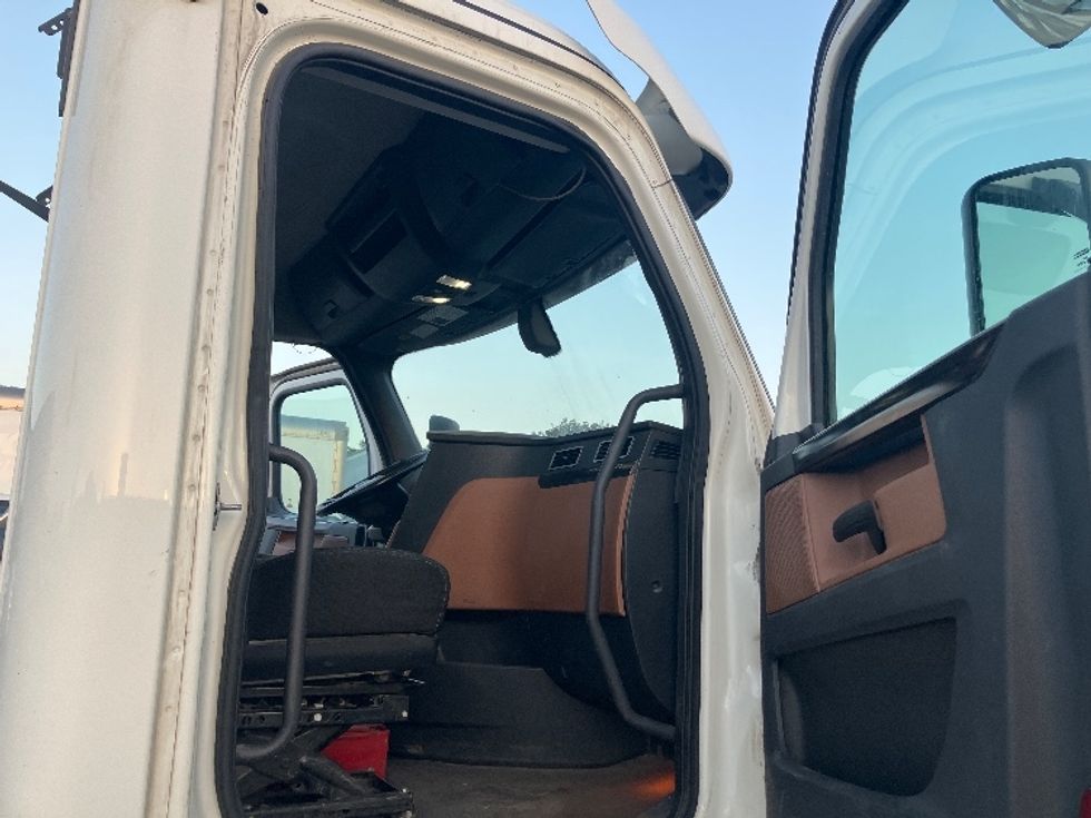 Day Cab Tractor-Heavy Duty Tractors-Freightliner-2020-T12664ST-Fontana-CA-338,579\n\t\tmiles-$ 59,750 - Image 12