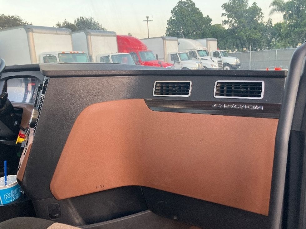 Day Cab Tractor-Heavy Duty Tractors-Freightliner-2020-T12664ST-Fontana-CA-338,579\n\t\tmiles-$ 59,750 - Image 13