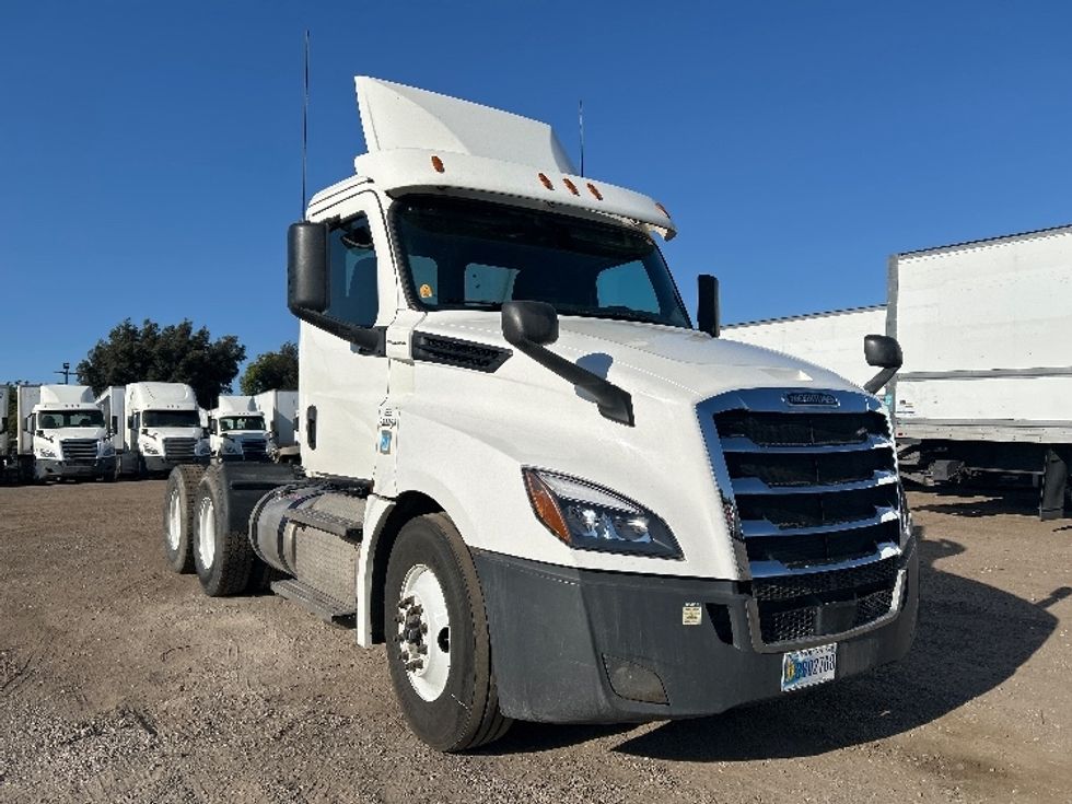 Day Cab Tractor-Heavy Duty Tractors-Freightliner-2020-T12664ST-Fontana-CA-341,030\n\t\tmiles-$ 54,500 - Image 1
