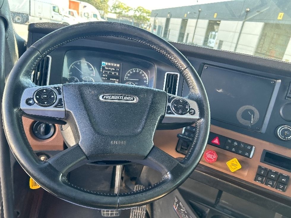 Day Cab Tractor-Heavy Duty Tractors-Freightliner-2020-T12664ST-Fontana-CA-341,030\n\t\tmiles-$ 54,500 - Image 11