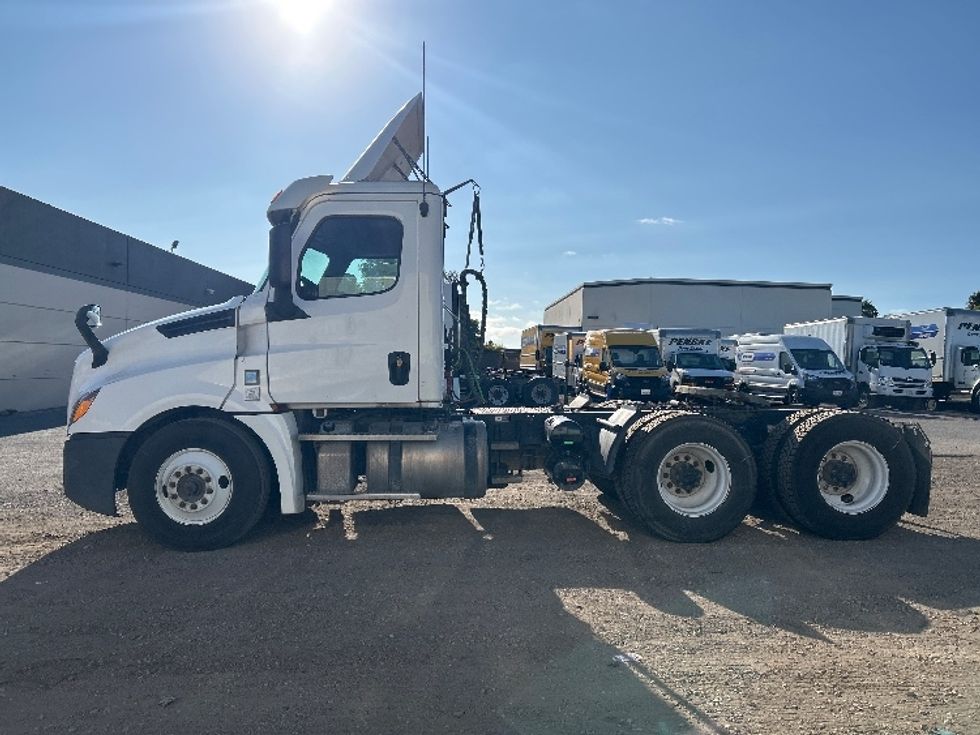 Day Cab Tractor-Heavy Duty Tractors-Freightliner-2020-T12664ST-Fontana-CA-341,030\n\t\tmiles-$ 54,500 - Image 4