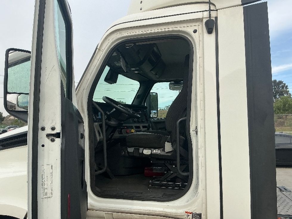 Day Cab Tractor-Heavy Duty Tractors-Freightliner-2020-T12664ST-Fontana-CA-341,505\n\t\tmiles-$ 54,500 - Image 9