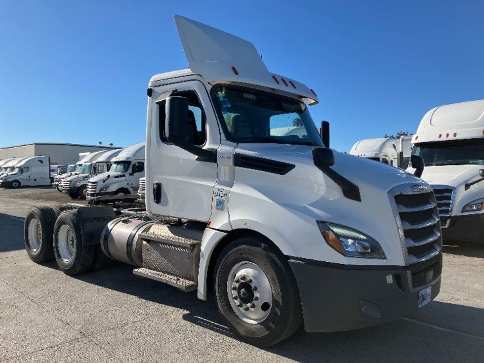 Day Cab Tractor-Heavy Duty Tractors-Freightliner-2020-T12664ST-Fontana-CA-342,755\n\t\tmiles-$ 59,500 - Image 1