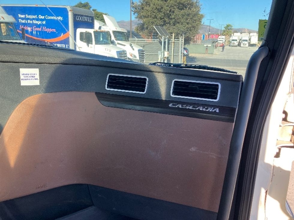 Day Cab Tractor-Heavy Duty Tractors-Freightliner-2020-T12664ST-Fontana-CA-342,755\n\t\tmiles-$ 59,500 - Image 13