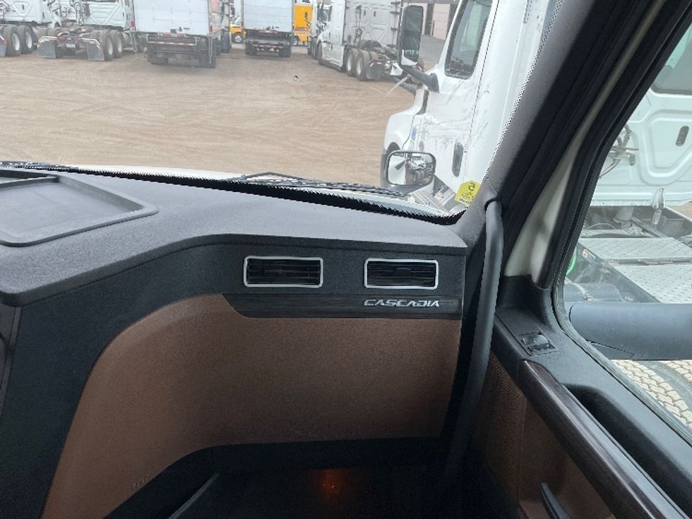 Day Cab Tractor-Heavy Duty Tractors-Freightliner-2020-T12664ST-Fontana-CA-342,808\n\t\tmiles-$ 59,500 - Image 13