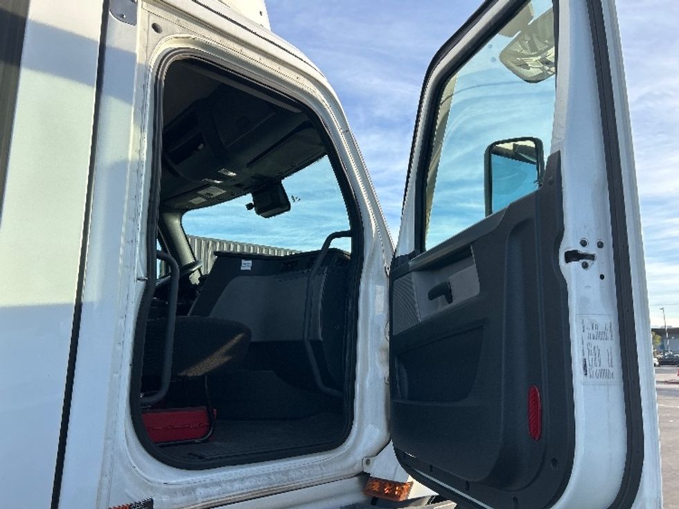 Day Cab Tractor-Heavy Duty Tractors-Freightliner-2020-T12664ST-Fontana-CA-345,901\n\t\tmiles-$ 54,250 - Image 12